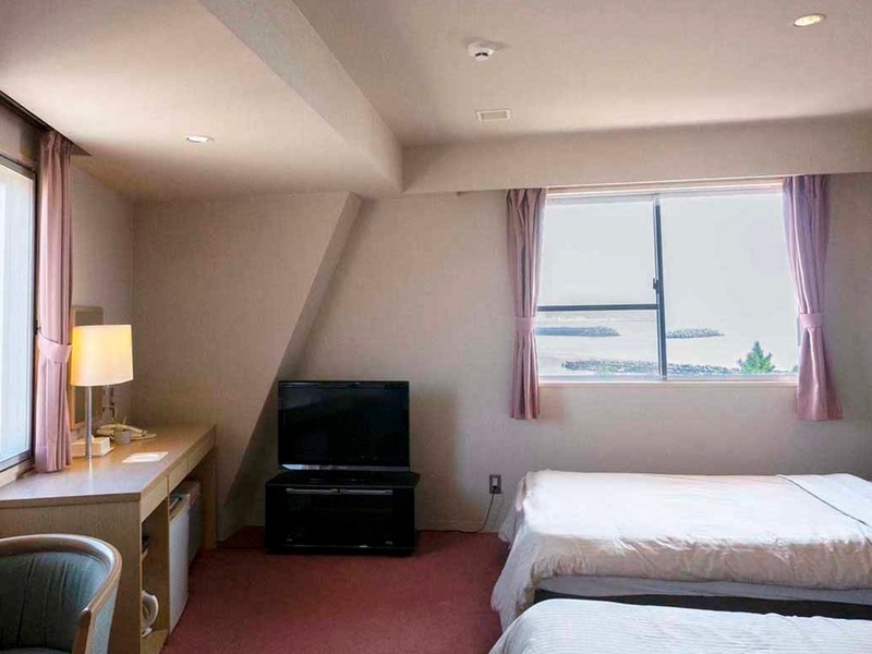 「ツインルーム」
広々・ゆったりとしたスペース。
お休み前に、ドリンク片手に海を眺めながらゆっくりと過ごす…贅沢なひと時をお楽しみください。