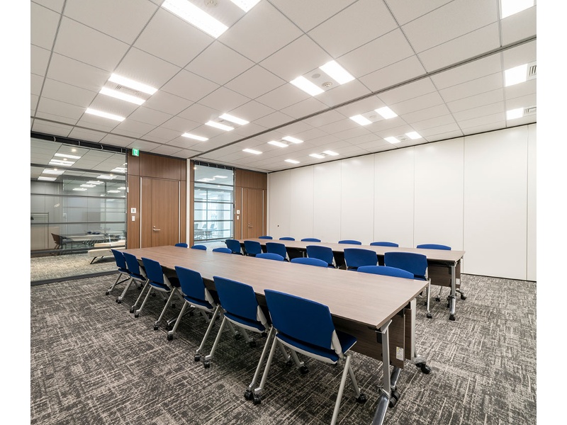 Room DとEを連結させた中規模空間です。20名前後の会議や催事に最適な広さを持ち、白を基調とした清潔感のある内装が特徴。エントランスに近いため、参加者の入退出がスムーズに行える利便性の高いお部屋です