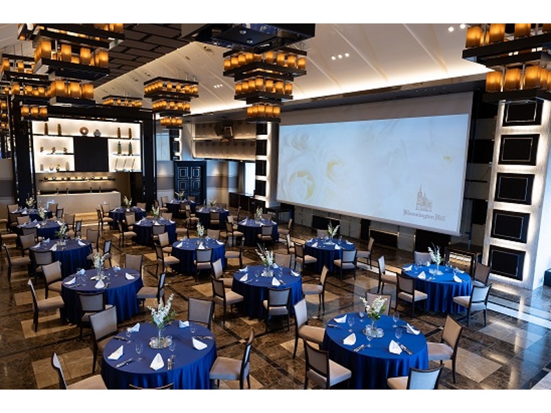 ゲストハウス　ブリューヌ　【円卓】
■最大着席人数　150名（立食形式の利用も可）
■付帯設備 レセプションスペース／スクリーン／喫煙ルーム