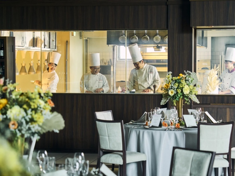 ライブキッチンで料理の臨場感を。シェフのパフォーマンスと調理の香りが、五感を刺激する特別なおもてなしを実現。