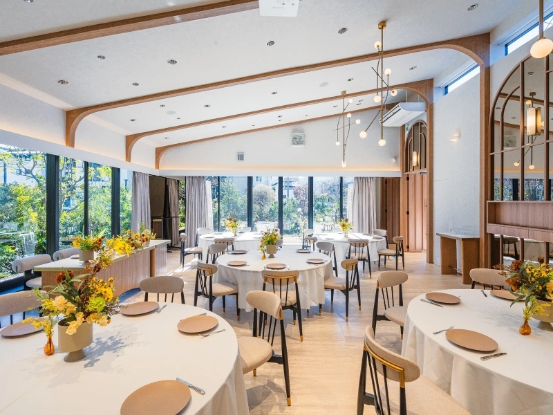 着席40名まで対応の会議利用が可能。少人数の重役会議から、部門合同の大切な会合まで柔軟にお受けします。