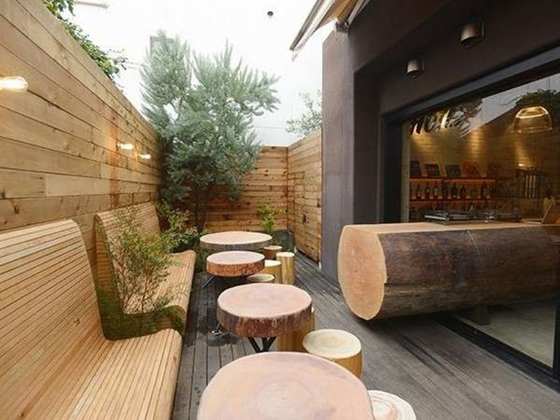 自然光が心地よい！昼のテラスランチ