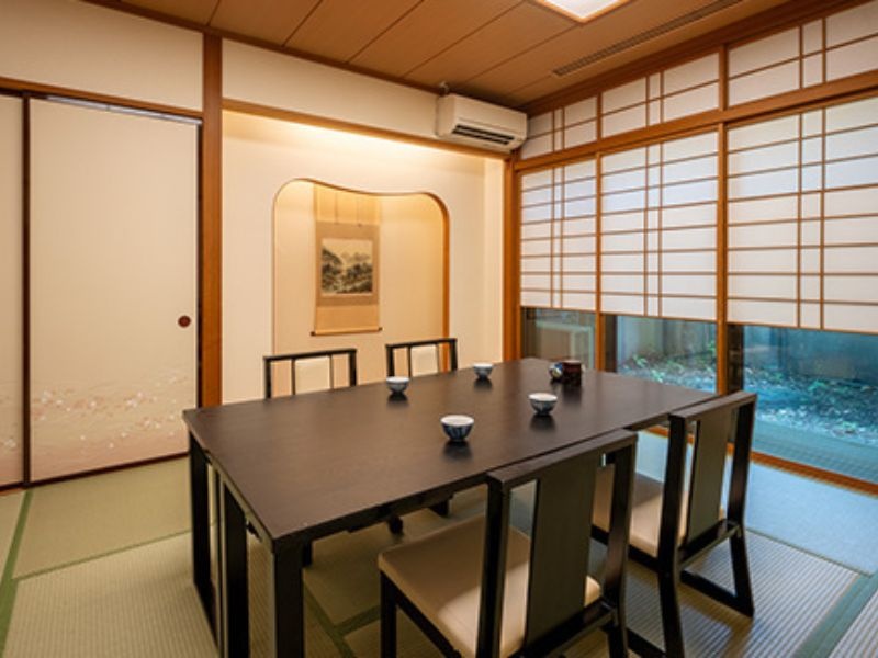 会食処「四季亭」