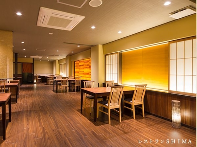 座卓・テーブル卓・円卓とスタイル自在。結婚披露宴から忘年会、リゾート会議まで幅広い用途に対応します。