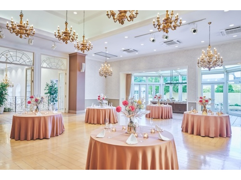 【シャトー・プロヴァンス邸　ブッフェスタイル】
南フランスのリゾート地を思わせる別荘風邸宅
バンケット面積	200㎡
天井高	4.2m
収容人数	立食 30名～130名　 着席 30名～112名
スクール 30名～60名　 シアター 30名～120名