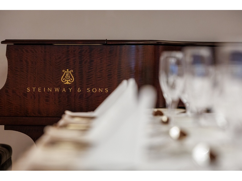スタンウェイ
バンケットルームにはスタンウェイが常設されています。ピアノを使用した演奏会や生演奏とともにお食事を。