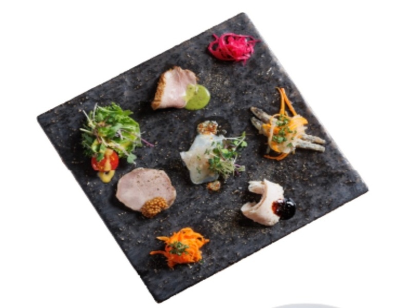 特別な高級食材ではなく、日常にある食材を、どれだけ美味しく仕立てられるか。そして、素材そのものの味をどれだけ素直に伝えられるか。
そんな想いを胸に、シェフは日々、技と工夫を重ねています。