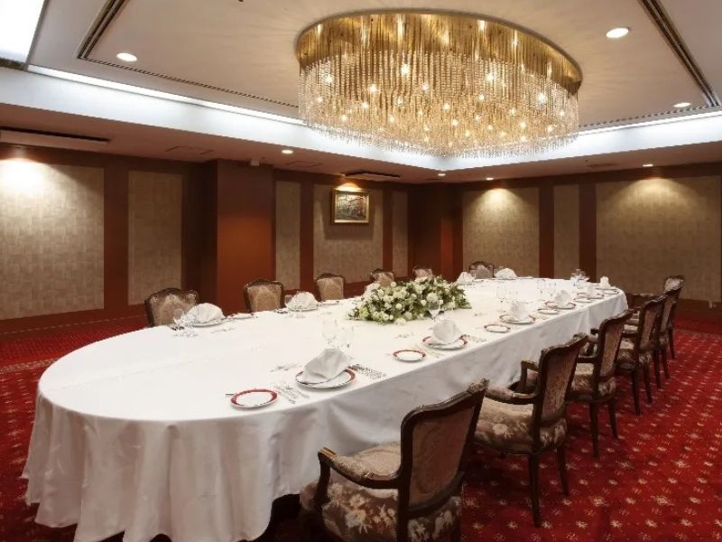 金木犀の間
(収容人数　40～70名)
煌びやかな壁、落ち着きのある絨毯が上品な空間を演出する宴会・会議場。