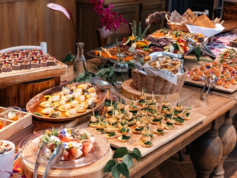 ※写真はイメージです。ブッフェ料理は4,000円・6,000円・8,000円・10,000円と4コースご用意しています。仕入れる食材によってメニューは変更しています。
