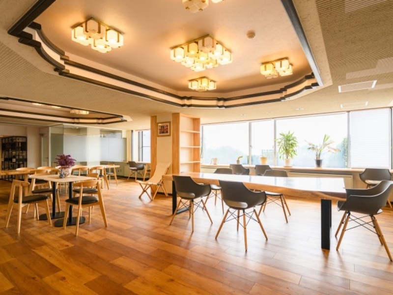 最大40名様ほどで利用出来るラウンジ。みんなで親睦を深めませんか？