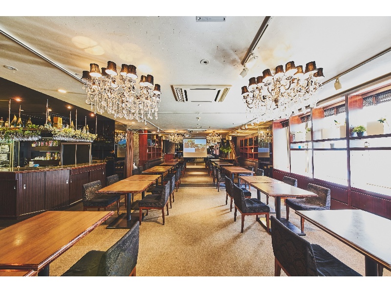 昼間/全館利用時【着席120名/半立食160名】
中央からの写真