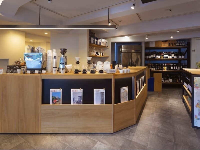 【1F ワイン販売、立ち飲みワインバー、カフェ】　
数多くのグラスワインを楽しめる、気軽に立ち寄れる雰囲気