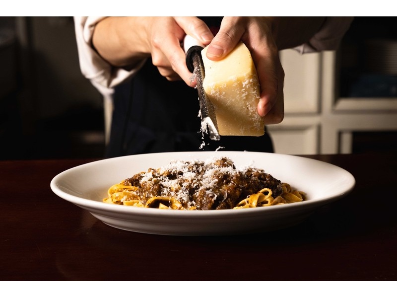 トスカーナ地方の伝統料理「ペポーゾ(牛肉の黒コショウ煮込み)」をソースにアレンジ。お肉の深いコクとピリッとした黒コショウのアクセントが、平打ちの生パスタに絶妙に絡みます。