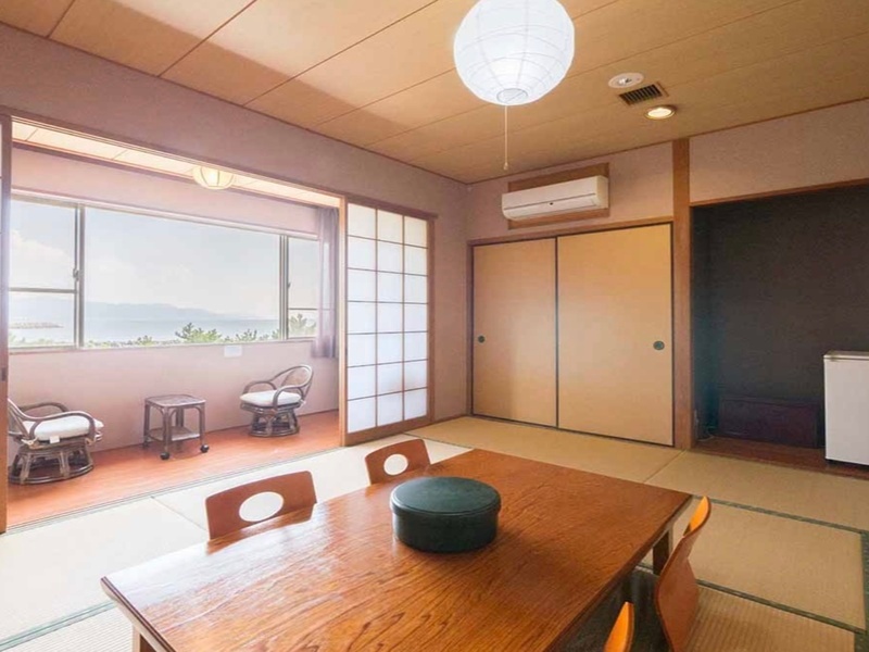 「和室」
落ち着いた雰囲気の10畳和室は、ご家族や小グループでのご利用にピッタリ！
お風呂あがりに畳にゴロンと寝転び、手足をゆっくり伸ばす…
日々の疲れを癒すのに最適なお部屋です。