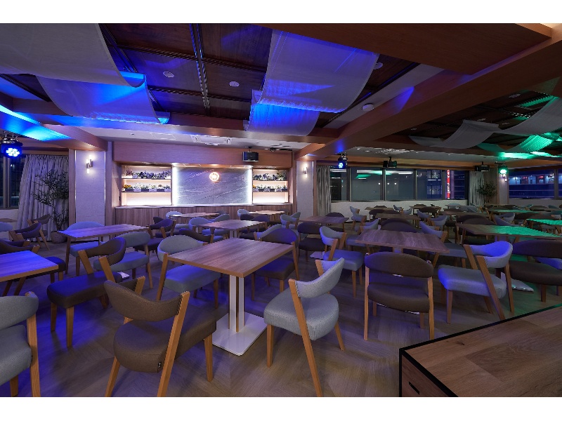 【ムービングライトを活用した演出が可能なため、シーンに応じた空間演出を実現できます】- グレイドパーク 新橋駅前7F（銀座口）