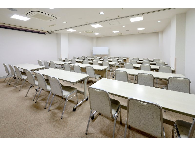 会議室は150名様までご利用頂ける大会議室（紫峰の間）、30名様までご利用頂ける小規模の会議室をご用意しております。

館内は無線LANを完備、大会議室（紫峰の間）は有線LANを完備しております。
