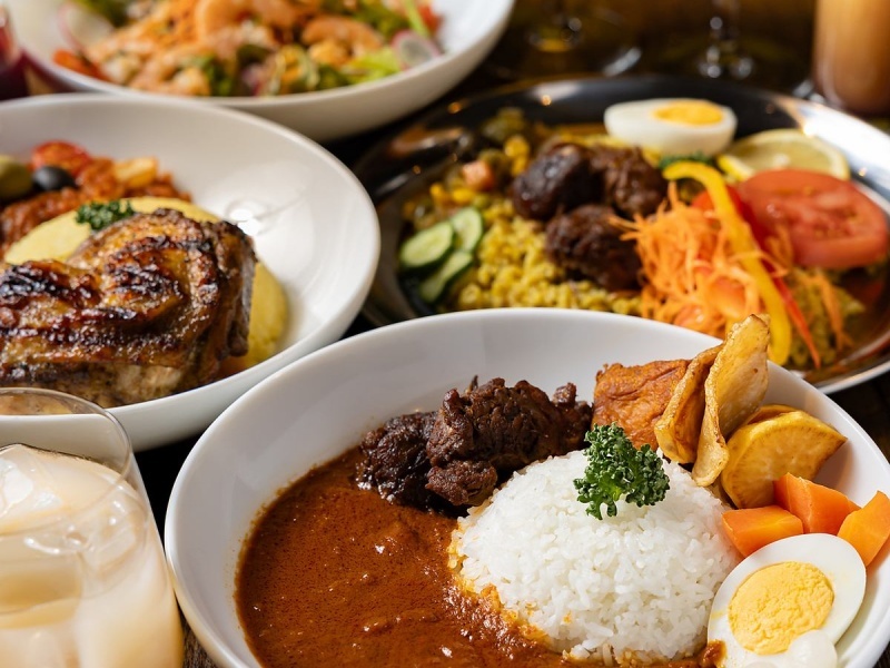 現地の食材とスパイスにこだわったアフリカンカレーと本格グリル料理。異国情緒あふれる本場の味をお楽しみいただけます。