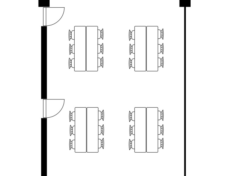最大24名まで収容可能な島型レイアウト（4島配置）の図面です。Room CとDの境界をなくすことで、参加者全員の動線を広く確保しています。音響装置やプロジェクター、演台の配置も考慮されており、中規模イベントを円滑に進行できる設計です。