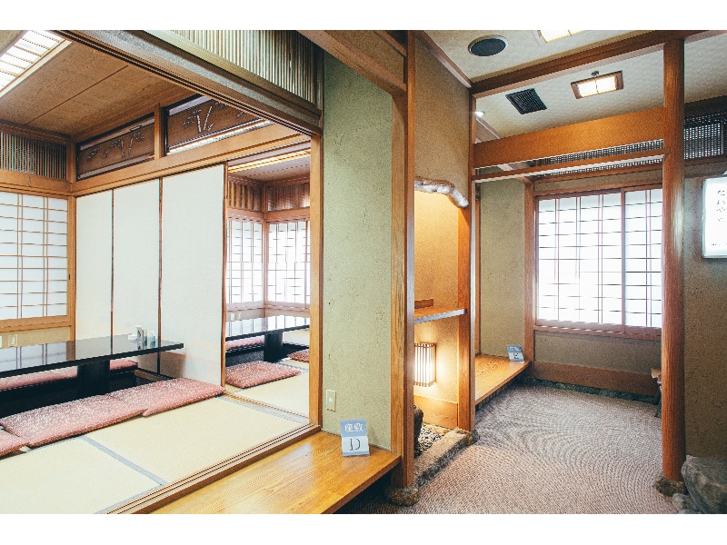 掘りごたつ式の座敷(16名様まで)もご用意可能