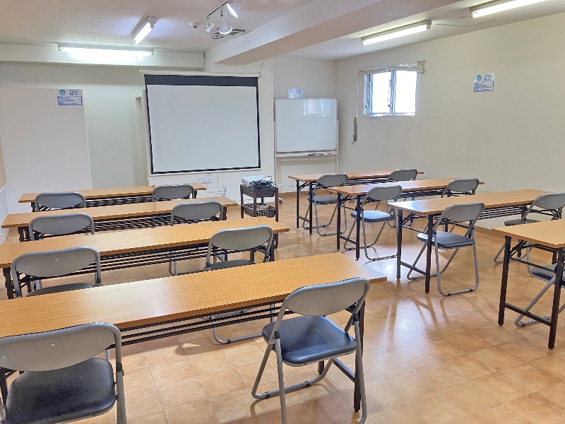 スクリーン・ホワイトボードも無料貸し出し致します。換気窓有り。