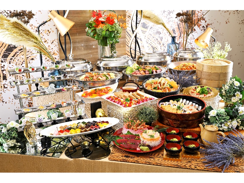 宴会料理は、ご利用に合わせてシェフがメニューを構成いたします。パーティーの目的やコンセプトに合わせて、料理だけでなく料理台の装飾まで行います。