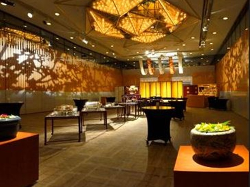 ホテル3階　大宴会場「源氏の間」
京都市内最大級の1,200㎡の広さを誇る大宴会場「源氏の間」。「源氏の間」を4分の1に分割した会場で、立食パーティーなら約250名、正餐なら約130名までご利用いただけます。



