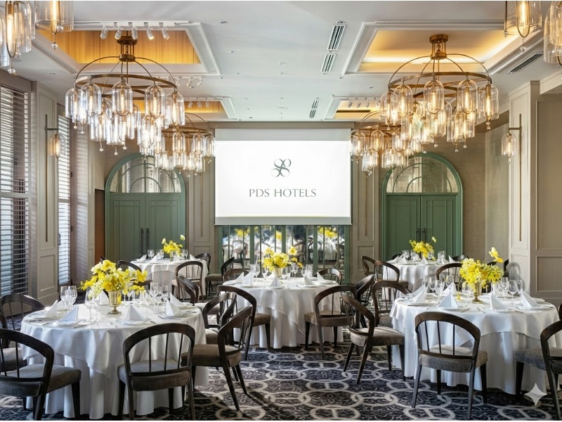 重厚でエレガントなシャンデリア、モダンなランプシェードなど、格式高い空気に包まれる会場。吹き抜けの天井や窓から降り注ぐ光が華やかなパーティを演出いたします。