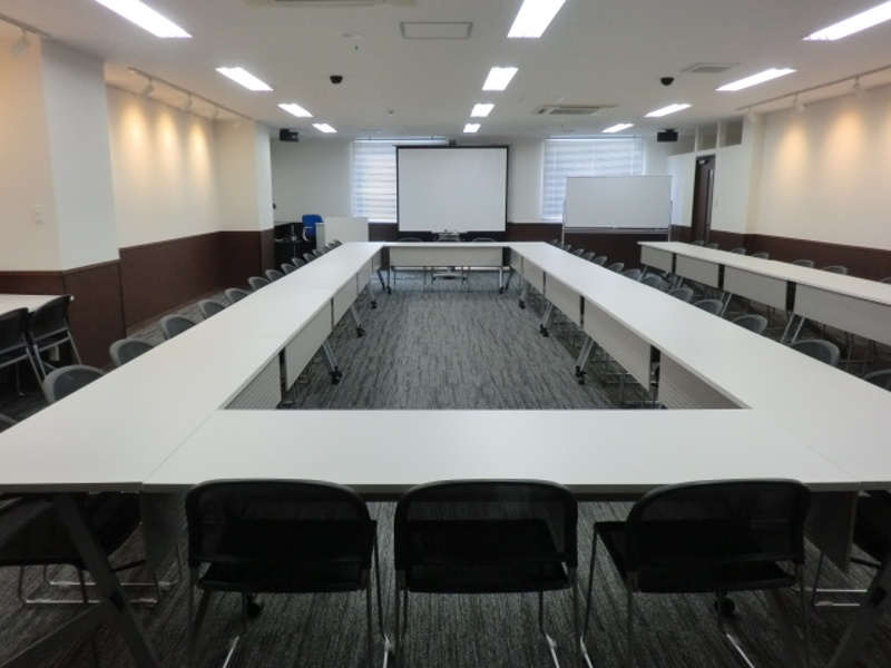 【Room4A】利用例：ロの字スタイル　※スクールスタイルでの貸出しです。ロの字へ変更はお客様にてお願いいたします。