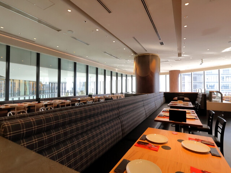 テーブルごとの距離を十分に確保した開放的レイアウト。プライバシーに配慮した快適空間で宴会をお楽しみください。