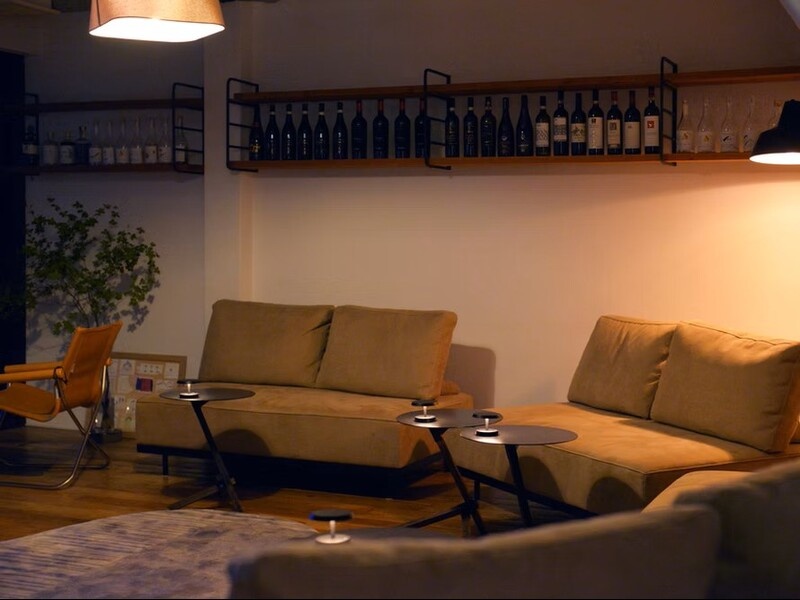 【4F カフェ ＆ ワインラウンジ】
落ち着いた大人の空間で、気の合う仲間とのアットホームなパーティーにも最適です