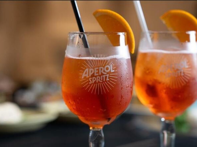 イタリアを代表する食前酒は、ほろ苦さと爽快な泡が食欲を刺激する