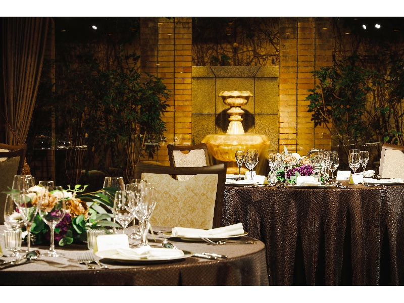 中宴会場「カディコート」　夜はライトアップされたガーデンが、パーティーを素敵に演出。