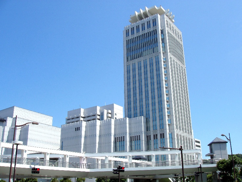 横須賀芸術劇場と隣接しており、駅近の便利な立地
