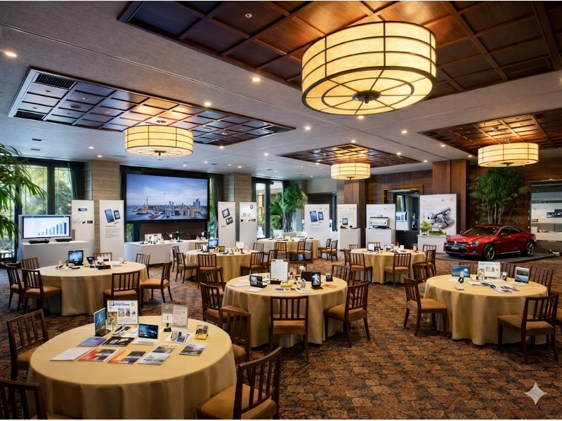 華やかなパーティからセミナーや研修会まで、幅広くご利用いただけます。装飾がなくとも、会場のしつらえと大窓から差し込む光が会場を華やかに演出。