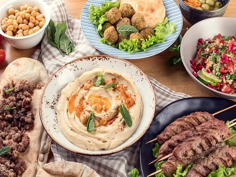 【お食事:ハラル料理】
拡大するイスラム圏の方々に正しく美味しい食事を提供できるように料理作りをしています。
厳しい審査基準をクリアしたもののみがハラル製品となりますので、ムスリムの方にとってのみ良いものなのではなく、誰にとっても健康的で美味しく食べられるお食事です。