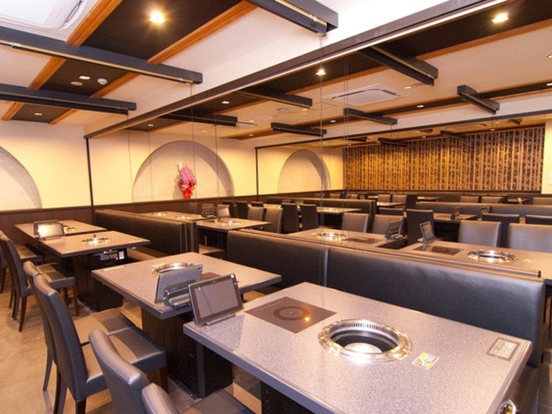 全席禁煙の落ち着いた空間で、バリアフリー対応や車椅子での入店も可能です