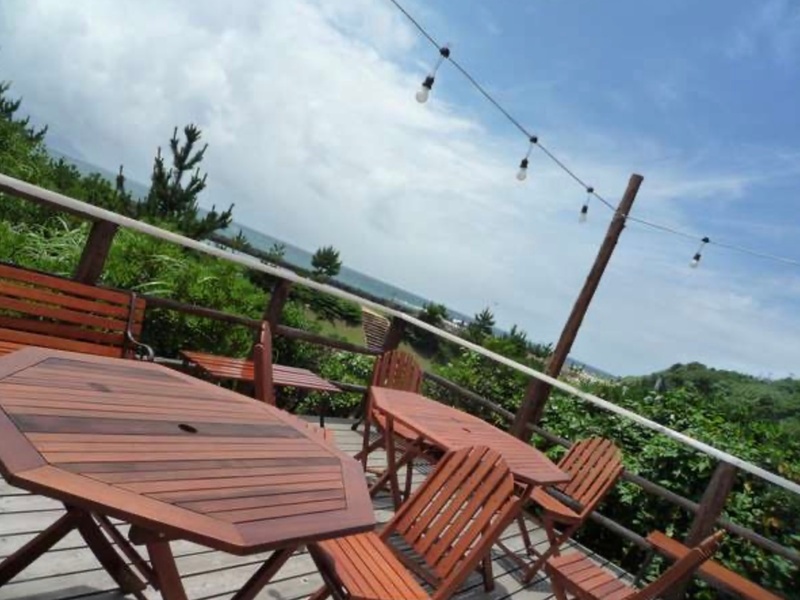 テラスから見える青い海と青い空