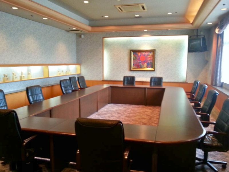 伏見の間
しっかりとした会議机に座り心地の良い椅子を備えた、重厚感ある少人数向け会議室。重要な会議や会合にご利用いただいています。