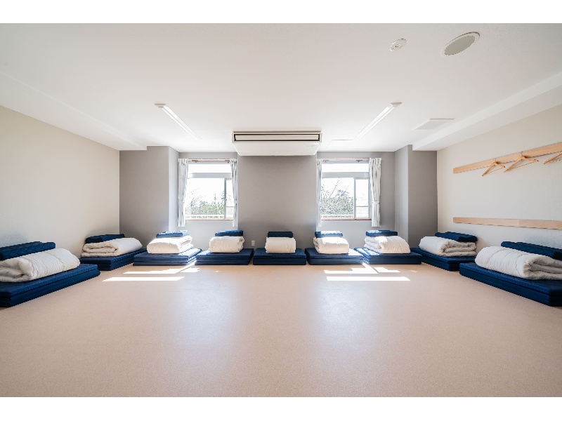 全館で43部屋、コンパクトに楽しめるお部屋から、
ゆったりとくつろぐことのできる広いお部屋まで、幅広いタイプのお部屋をご用意しています。
また、和室と洋室をご用意しているため、
老若男女問わずご利用いただきやすい宿泊拠点としてお楽しみいただけます。