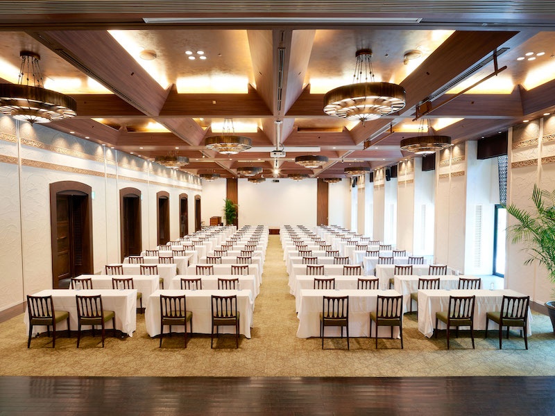 【会議会場】THE GRAND GARDEN／博多・天神から車で約25分／人数に合わせて5つのパーティーフロアから選べる／スクリーン・プロジェクター・マイク 等機材完備