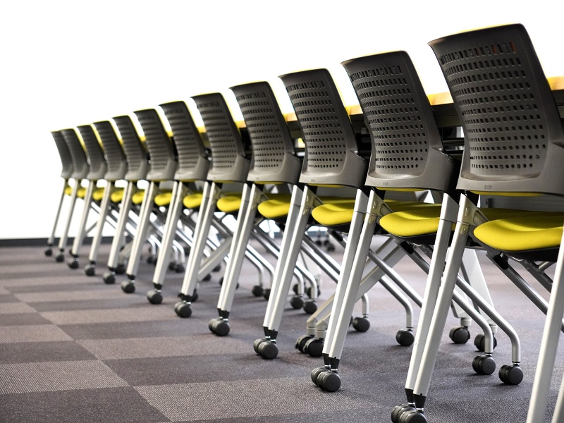 チェアとテーブルはキャスター付きのため、レイアウト変更が簡単です。