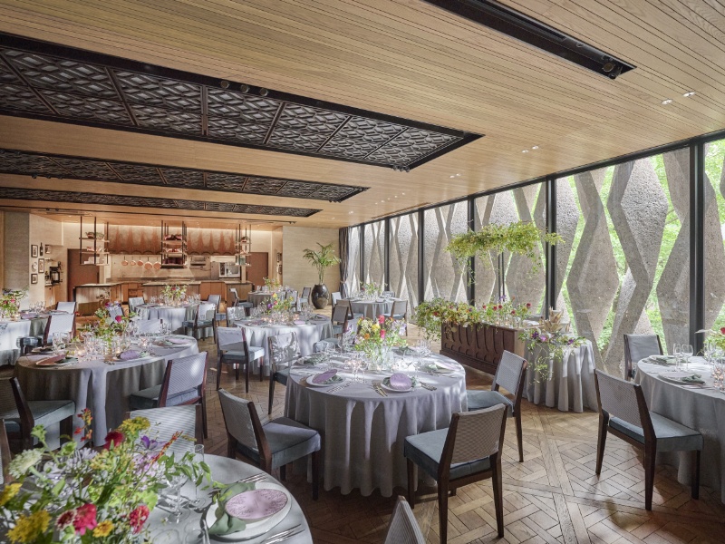 自然光が差し込む、明るいパーティ会場。
木目を基調とした、ぬくもりと温かさを感じる空間。