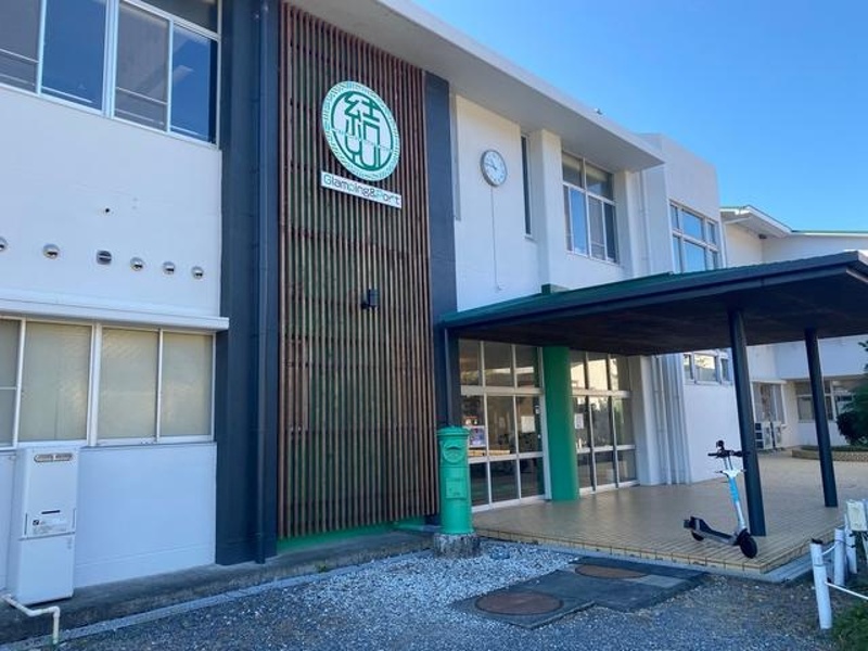 旧小学校をリノベーションした、グランピング施設「結」のエントランス