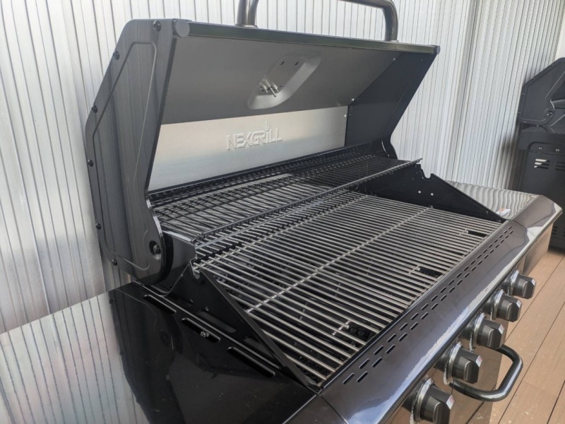 大型のガスグリルをご用意しました。15名様まで対応可能なグリルを２台と小型のグリルを2台ご用意しております。人数に合わせてご利用いただけます。