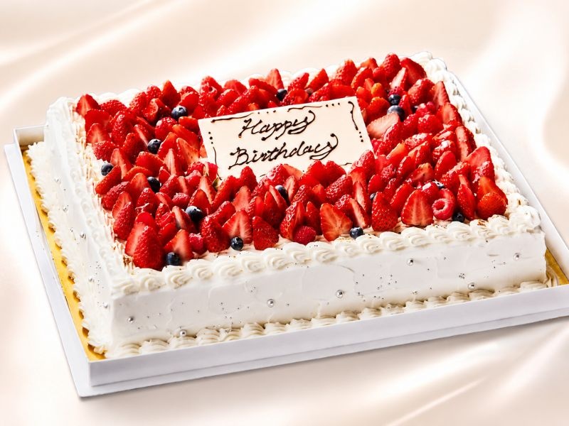 お祝いにぴったりの特製ホールケーキもご用意可能！系列「ベリーズスイーツキッチン」の華やかなケーキで、誕生日や記念日をさらに特別なひとときに演出します。