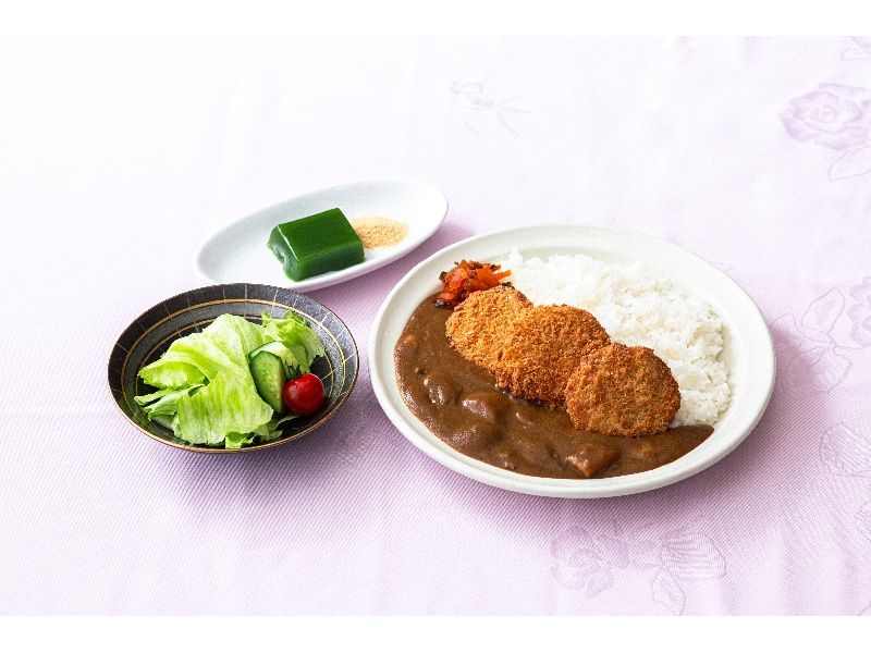 企業様による研修旅行や学校関連による学習旅行などの昼食では「カツカレーセット」の手配が可能