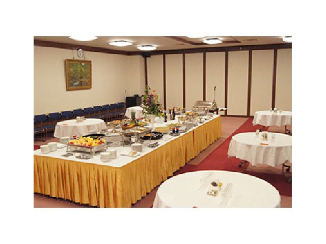 大会議室では立食パーティも可能です。ご予讃に応じてご案申し上げます。30～100名様お料理3,700円税別～承ります。