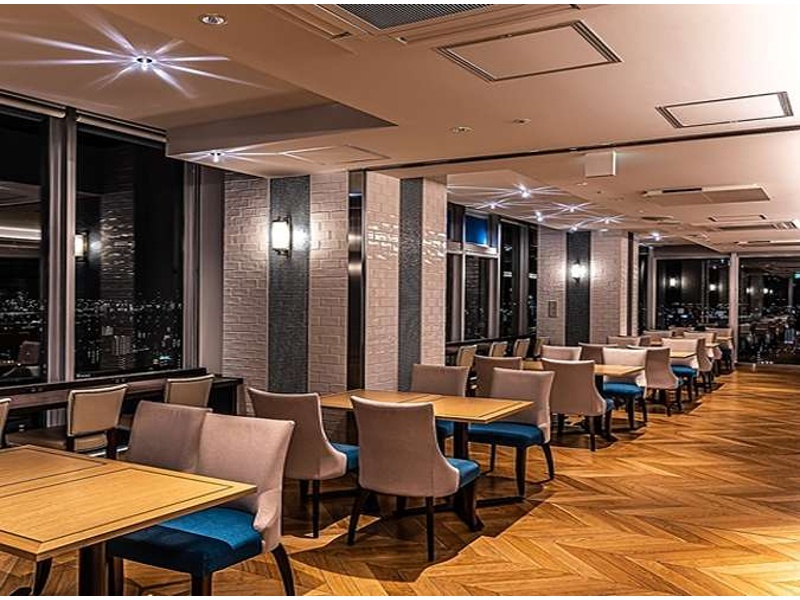 木の温もりを感じる落ち着いたダイニング空間。広々としたレイアウトで、企業パーティーや懇親会にも最適なゆとりある設計です。