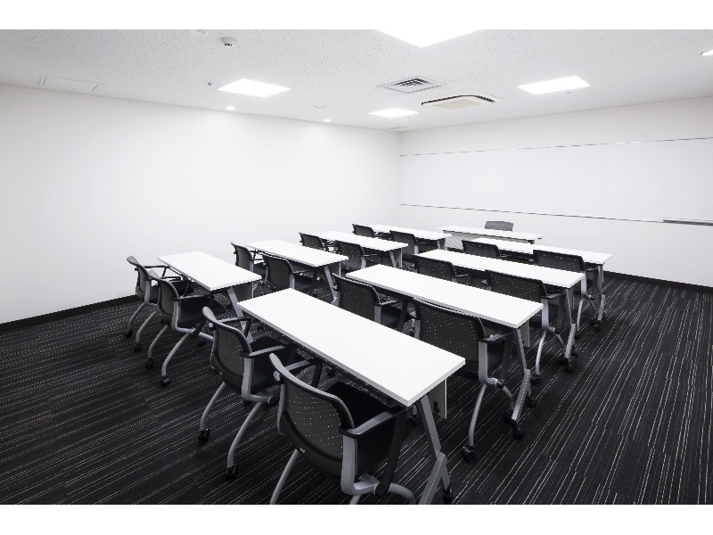 面接・控え室、分科会や小会議に便利なお部屋です。スクール形式やロの字など、用途に合わせてご利用頂けます。※スクールサンプルレイアウトになります。