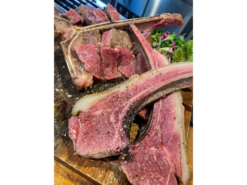 骨付き肉、猪チョップとTボーン